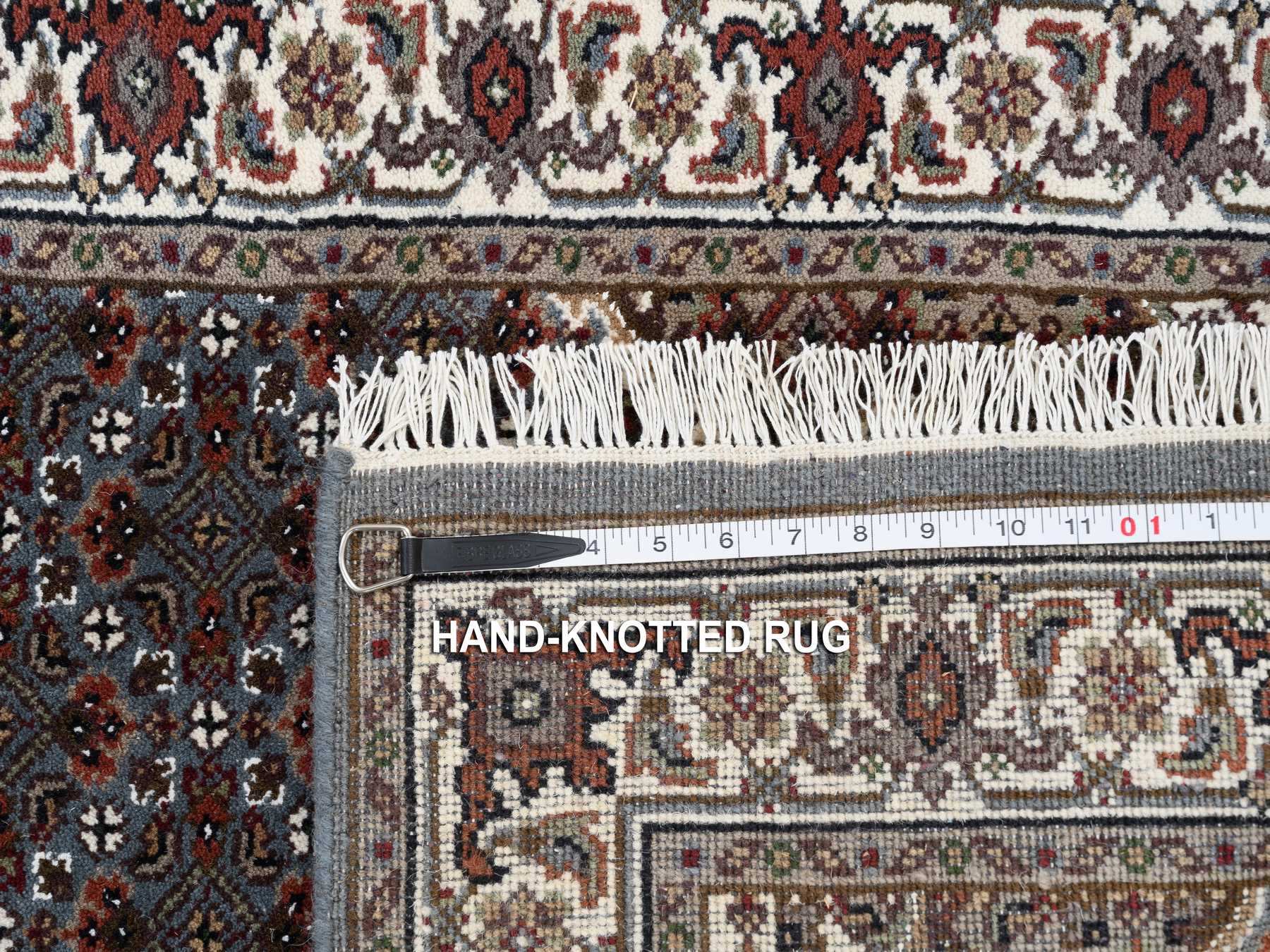 Traditional Rugs LUV576801